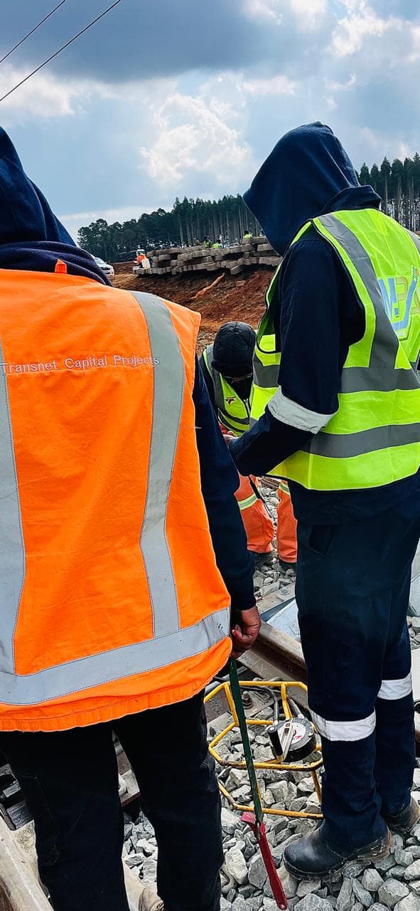 MPIA technician working with Transnet supervisor